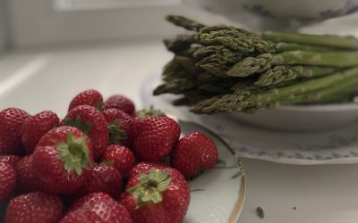 Grüner Spargel mit Erdbeer-Balsamico